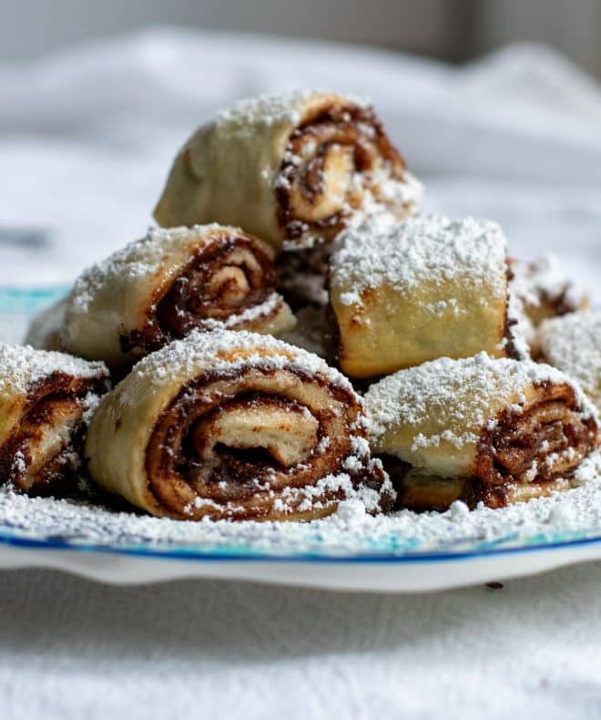 Rosalach-Cookies with powdered sugar on top
